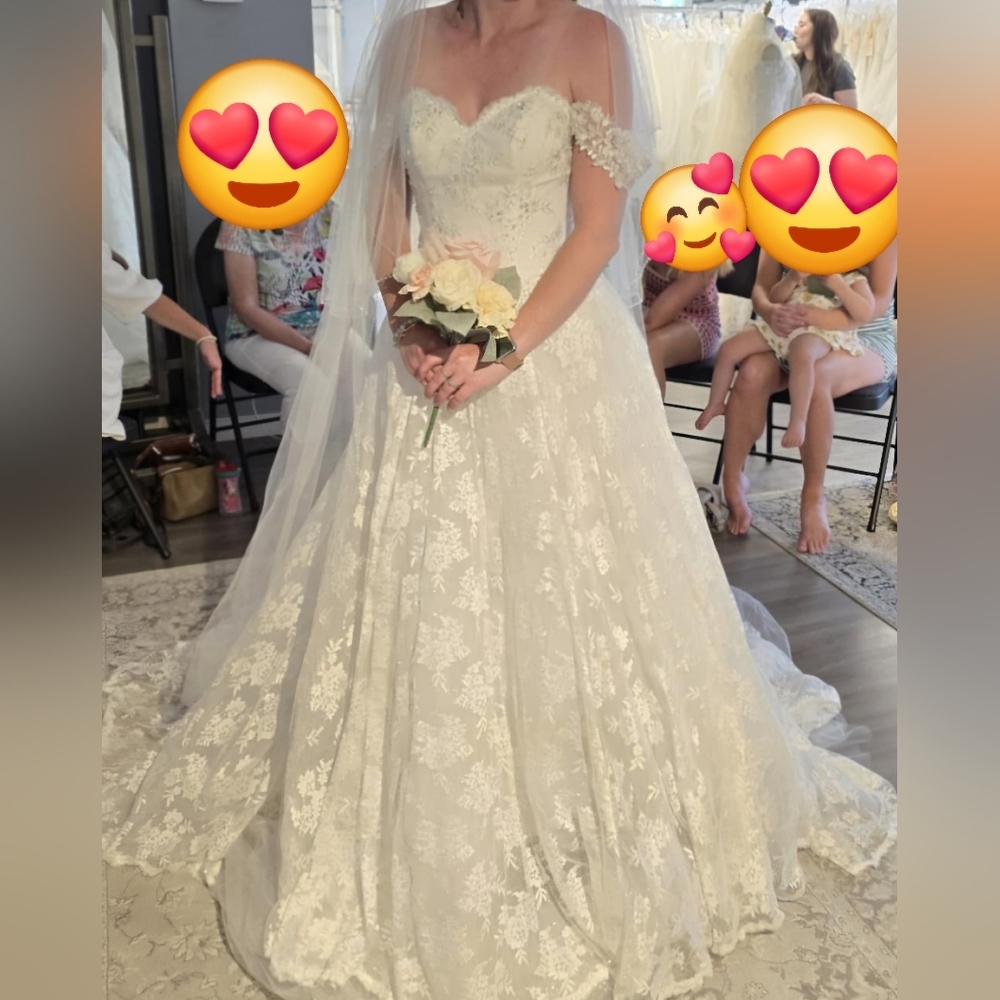 Elegant Lace Off-Shoulder Wedding Dress